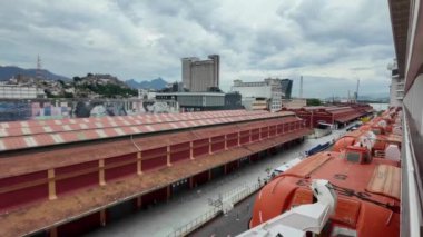 Bir yolcu gemisinin acil kurtarma botunun tasarımı ve özelliklerinin yüksek çözünürlüklü görüntüsü.. 