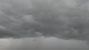 Şiddetli yağmur bulutlarının çarpıcı görüntüsü yoğun bir şehir atmosferi yaratıyor.