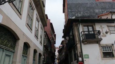 Canlı bir turist sahnesi güneşli bir günde Porto 'nun canlı sokaklarını keşfediyor.. 