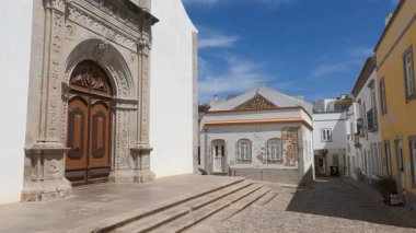 Güneşli bir günde Sessiz bir Avrupa Şehri 