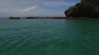 Büyüleyici bir ada gölünde kristal berrak suyla manzaralı bir yolculuk..