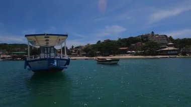 Bir tekne zahmetsizce cennette ilerlerken güneş sudan yansıyor..