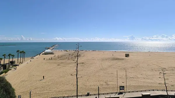 Büyüleyici bir çekim. Engin mavi gökyüzünde güneş ışığının ılık renklerini yakalıyor..