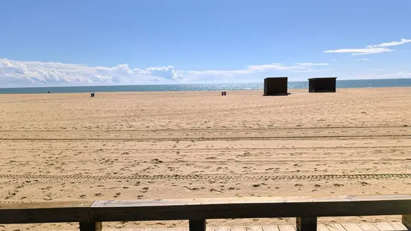 Derin mavi gökyüzünün durmaksızın uzanan pürüzsüz bir görüntüsü.