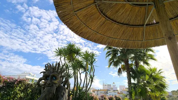 Parlak, güneşli bir günde uçsuz bucaksız, bulutsuz mavi bir gökyüzünün nefes kesici manzarası..