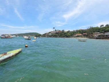 Palmiye Ağacı Gölgeleri Beyaz Kum Kumsalı 'nda Esintide sallanan palmiye ağaçları, Toz beyaz kumların üzerine uzun gölgeler bırakıyor.