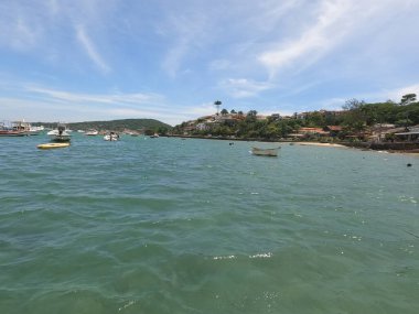 Lüks Yat Turkuaz Suların İçinden Geçiyor Şaşaalı bir günde çarpıcı okyanusta lüks bir yat süzülüyor.