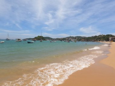 Bereketli bir Yeşil Ada 'nın yanındaki turist botu, yemyeşil palmiye ağaçlarıyla kaplı nefes kesici bir tropikal adaya yaklaşıyor..