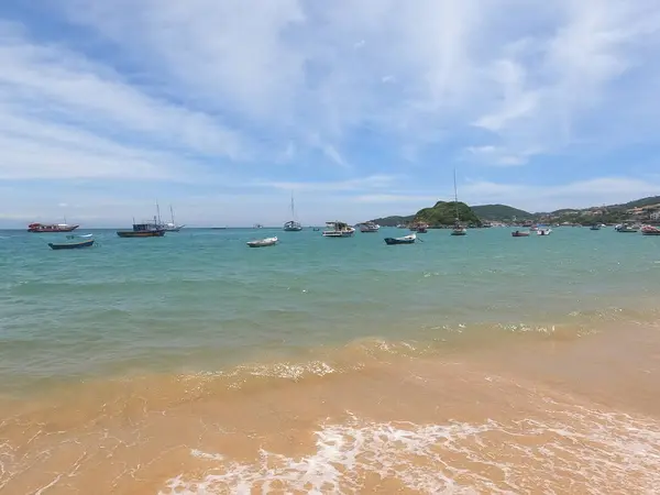 Gün batımı Ilımlı Okyanus Dalgaları 'na yansıyan Güneş ışığı dalgalanan okyanus dalgalarını altın renginde aydınlatır.