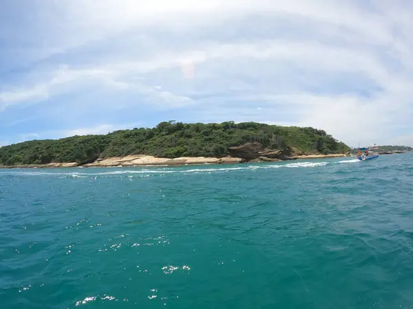 Balıkçı teknesi sakin turkuaz sularda yüzüyor. Küçük bir balıkçı teknesi el değmemiş okyanusta usulca sallanıyor. Sıcak tropikal güneşi yansıtıyor..