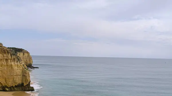 Tropik bir adanın manzaralı görüntüsü. Yüksek açılı insansız hava aracı nefes kesici bir tropikal kıyı şeridi gösteriyor..