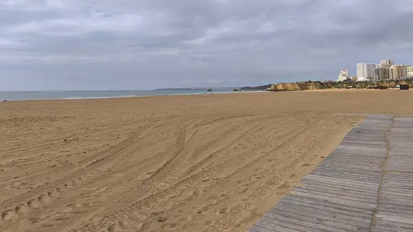 Okyanusun üzerinde tropik bir gün doğumu büyüleyici bir gün doğumu gökyüzünü aydınlatıyor ve sakin denizi yansıtıyor..