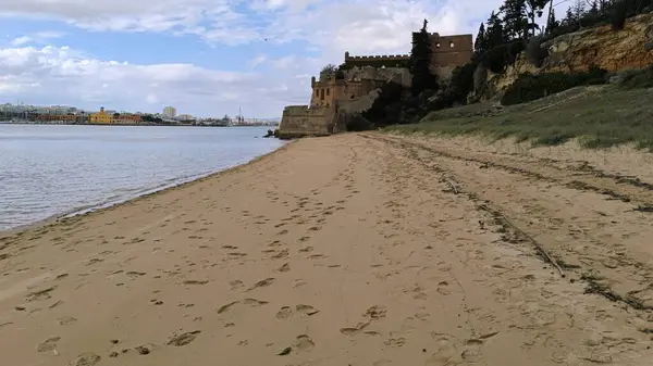 Huzur Sahil Tatil Köyü. Tropik güzelliklerle çevrili, okyanus manzaralı lüks bir tatil köyü..