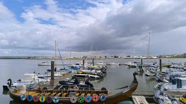 Yelkenliler Altın Gün Işığında Limanda dinleniyor