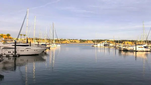 Rıhtımda Tekneleri Olan Sahne Rıhtımı