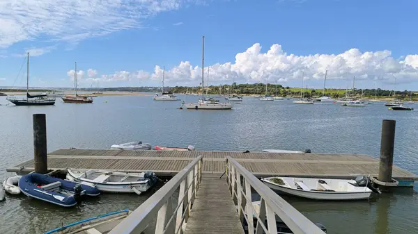 Huzurlu Marina Rıhtımlı Teknelerle Görünüyor