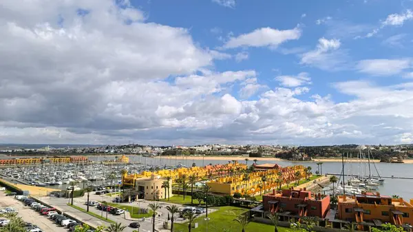 Karanlık yağmur bulutları ile fırtınalı gökyüzü