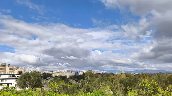 Hızlı Yağmur Bulutlarıyla Rüzgarlı Gökyüzü