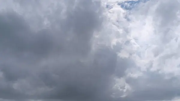 Dağ Sırasının Üzerindeki Görkemli Bulutlar