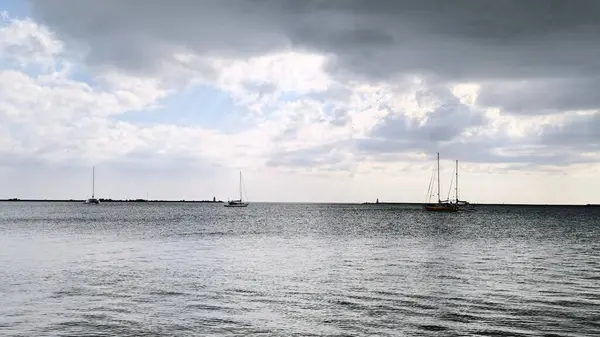 Kara Gök Gürültüsü Bulutları Oluyor