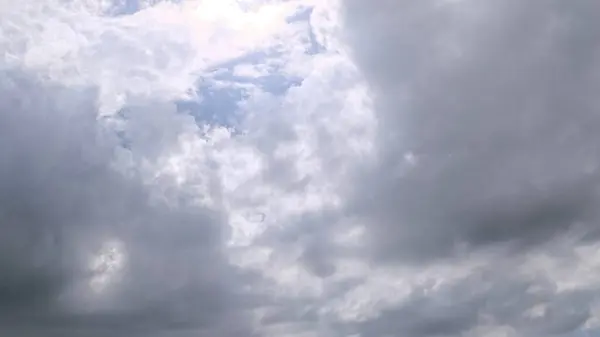 Sakin suda yansıyan bulutlar