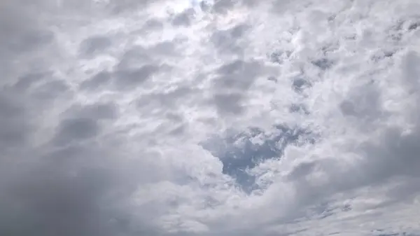 Kabarık Kümülüs Bulutlarıyla Parlak Mavi Gökyüzü