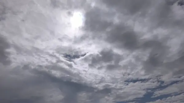 Yumuşak Beyaz Bulutlu Serene Blue Sky