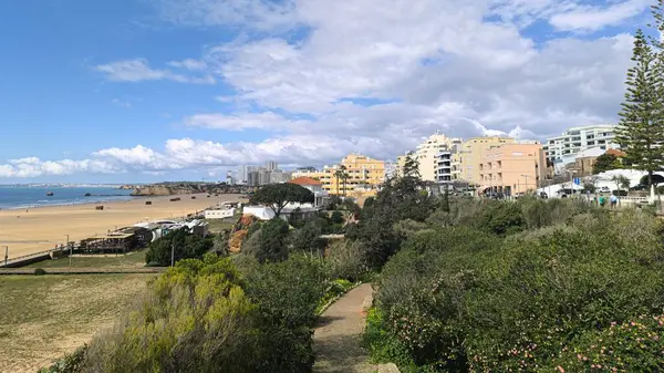 Şehir ve sahil arasındaki yeşil bölge. 