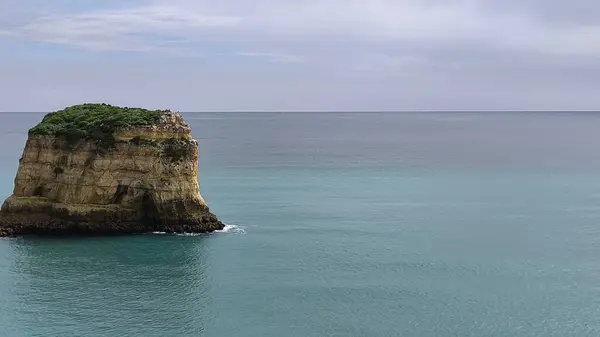 Bir kaya oluşum adasının yer aldığı gizli bir cennetin hava görüntüleri..