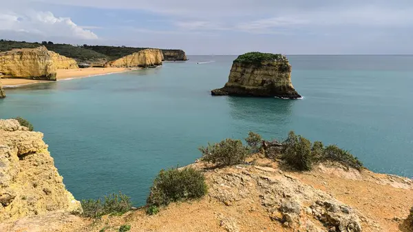 Turkuaz okyanusun ortasındaki küçük kayalık bir adanın nefes kesici hava manzarası..