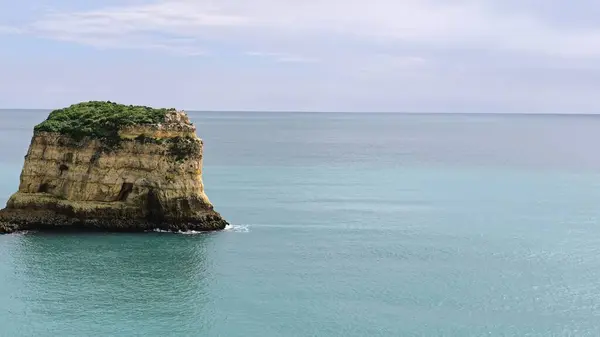 Güneşin göz kamaştırıcı bir görüntüsü tenha bir adaya ılık altın bir parıltı saçıyor, engin mavi okyanusla çevrili.. 