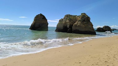 Sessiz Sahilde Nazik Dalgalar 