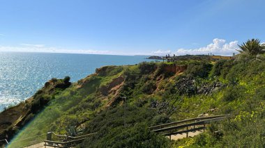 Huysuz bir gökyüzüne karşı aşınmış uçurumlar