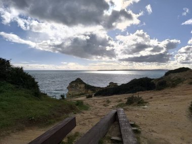 Engebeli Kıyı Uçurumlarının Üzerinde Dramatik Bulutlar 