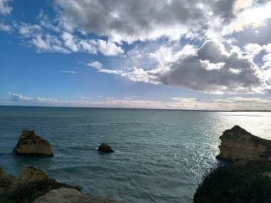 kayalık ada denizle çevrili 