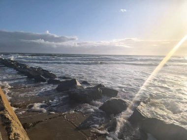 Günbatımı Dalgaları Kıyıya Yuvarlanıyor 