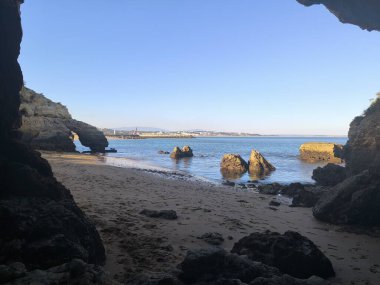 Günbatımı Işınları Engebeli Sahil Taşlarını Aydınlatıyor