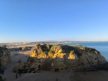 Günbatımı Renkleri Okyanus ve Kayalara Yansıyor