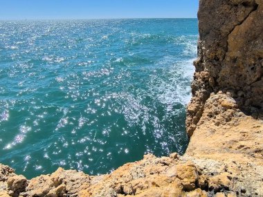 Zümrüt Dalgalar Kıyı Kayalarını Kucaklıyor