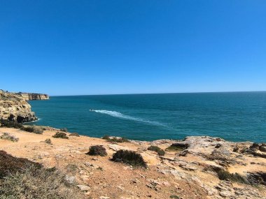 Okyanus Puslarının Ortasında Yükselen Deniz Yığını