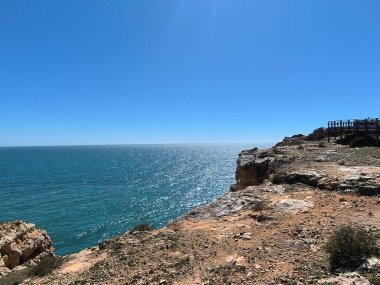 Sahil Taşları Arasında Serene Tide Havuzları