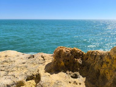 Yıpranmış Kaya oluşumları etrafında dönen dalgalar