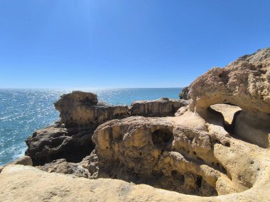 Gök Denizlerine Bakan Görkemli Kayalıklar 