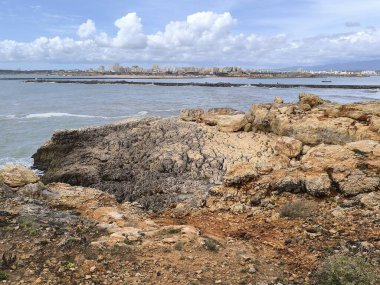 Bulutlu bir gölgeliğin altındaki Kayaların Arasındaki Huzurlu Gelgit Havuzları