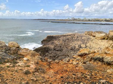 Rocky Sahili 'nde Bulutlu Sabah