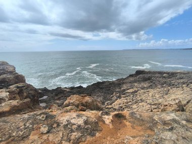 Sisli Okyanus Dalgaları Taşların Üzerinden Geçiyor