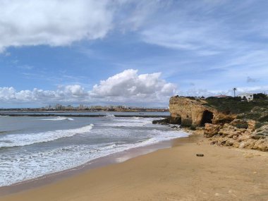 Portekiz 'de Tropik Plaj Cenneti Bir Yaz Günü Dalgalarla Doludur