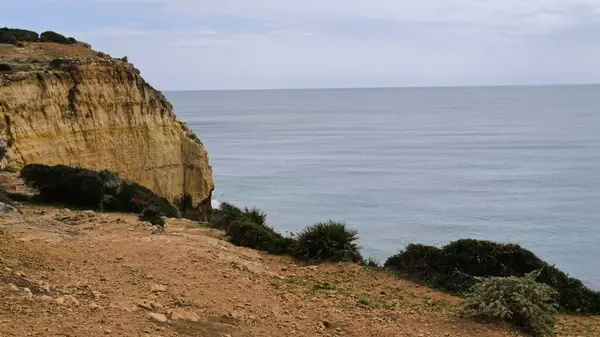 Rocky Promontory Bulutlu Sulara Bakış