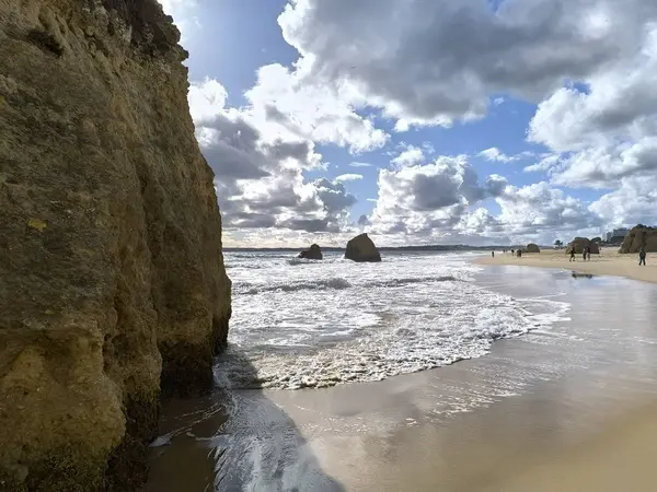 Portekiz 'de Tropik Plaj Cenneti Bir Yaz Günü Dalgalarla Doludur