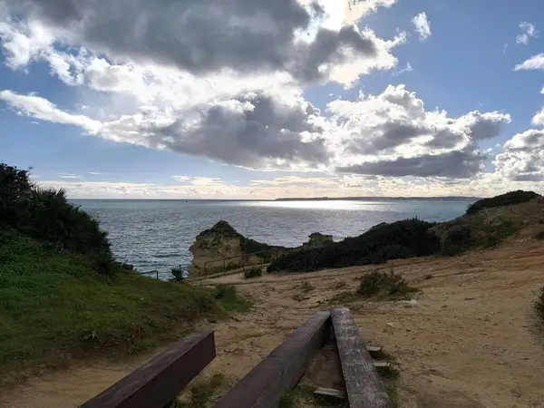 Engebeli Kıyı Uçurumlarının Üzerinde Dramatik Bulutlar 